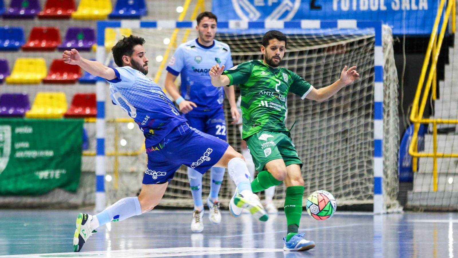 Peña intenta robarle el balón a Burrito durante una acción del partido.