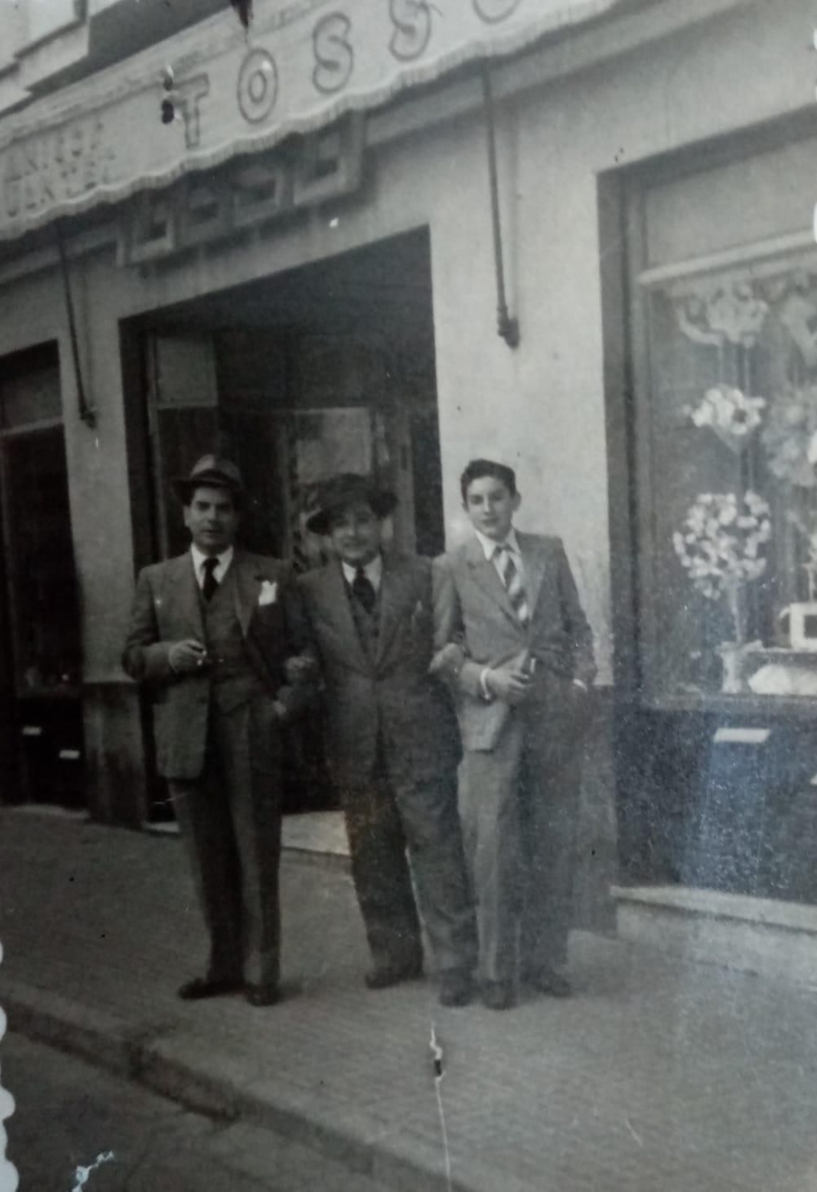 En esta imagen de 1947, Francisco Tosso y su hijo Juan Tosso y un amigo delante de su tienda en la plaza del Palillero.