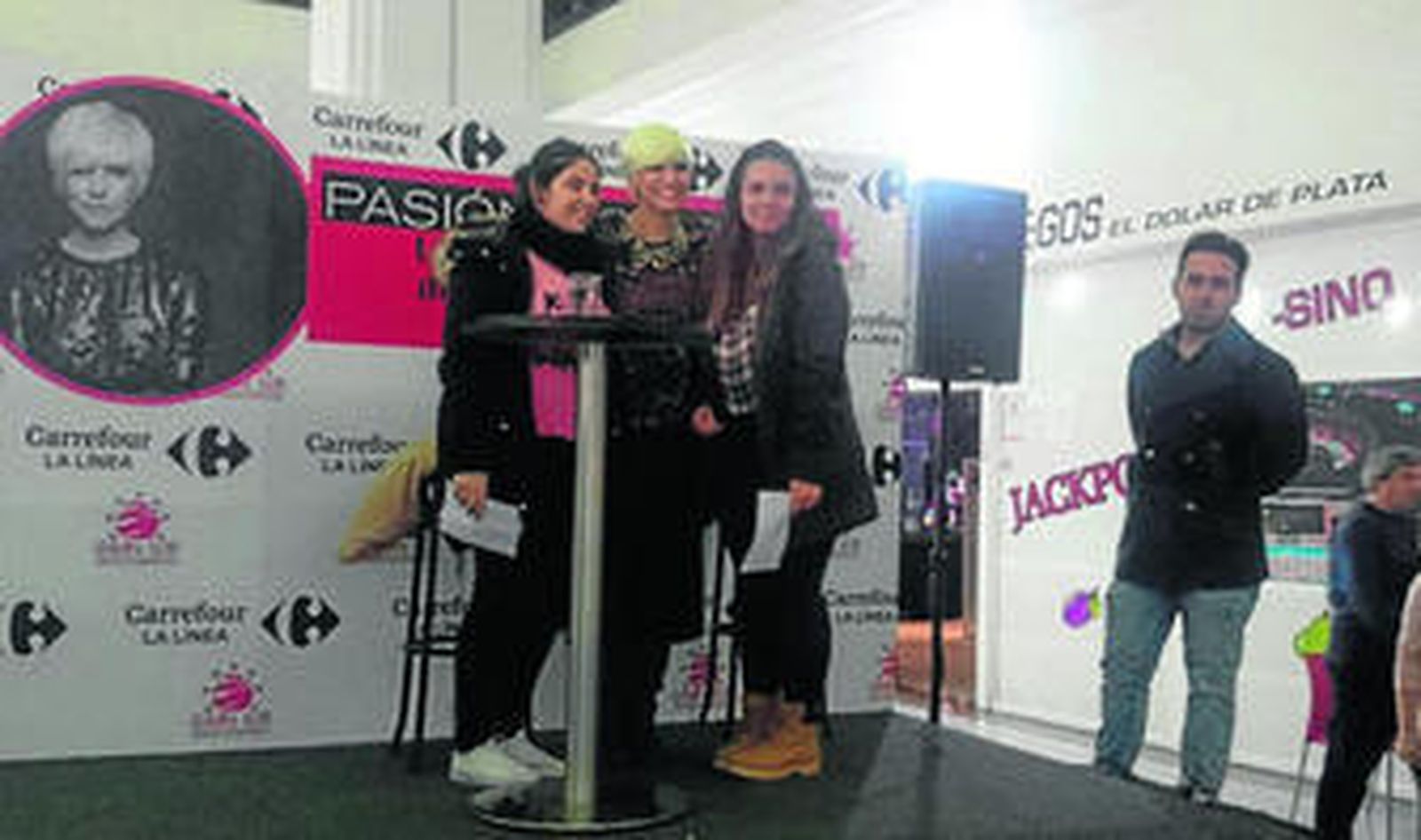 Imagen de Pasión Vega, ayer durante la firma de discos en La Línea.