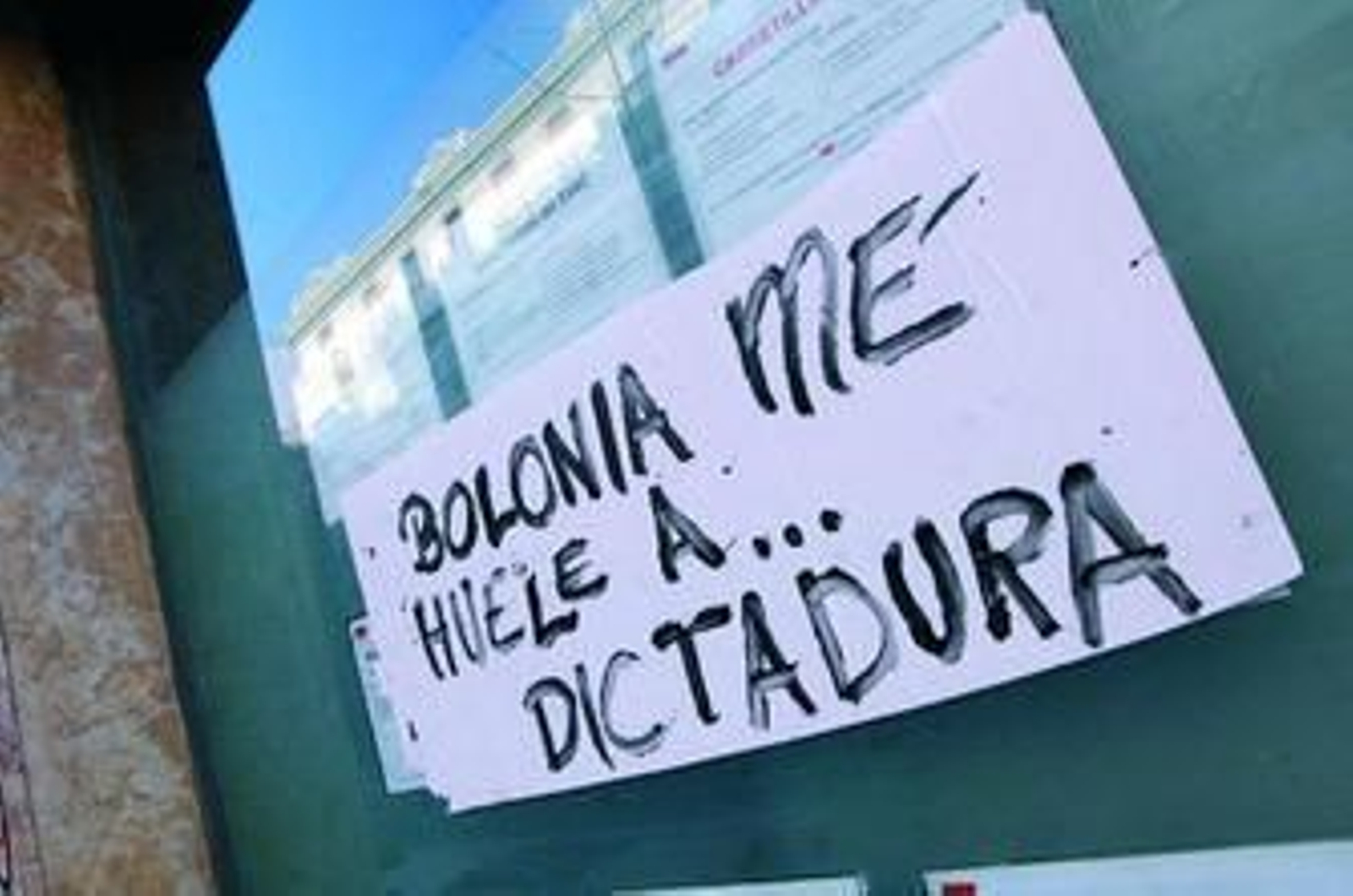 Pintadas contra el Plan Bolonia en una oficina del centro de la capital.