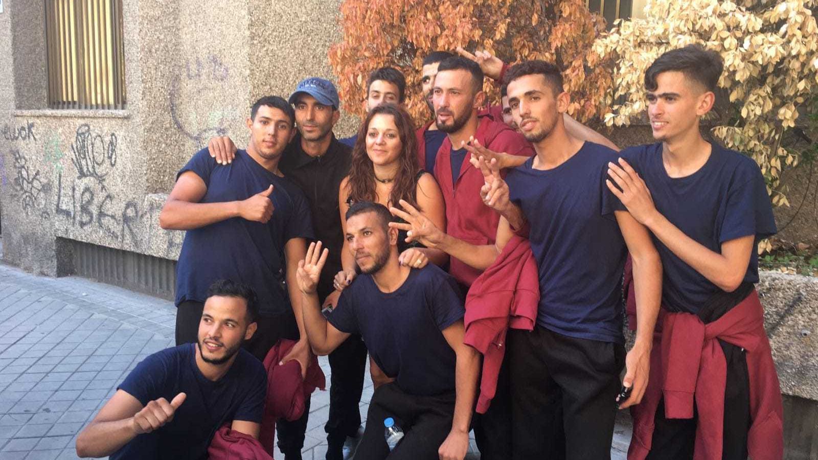 Jóvenes rifeños rodean a una empleada del Ayuntamiento de Granada.