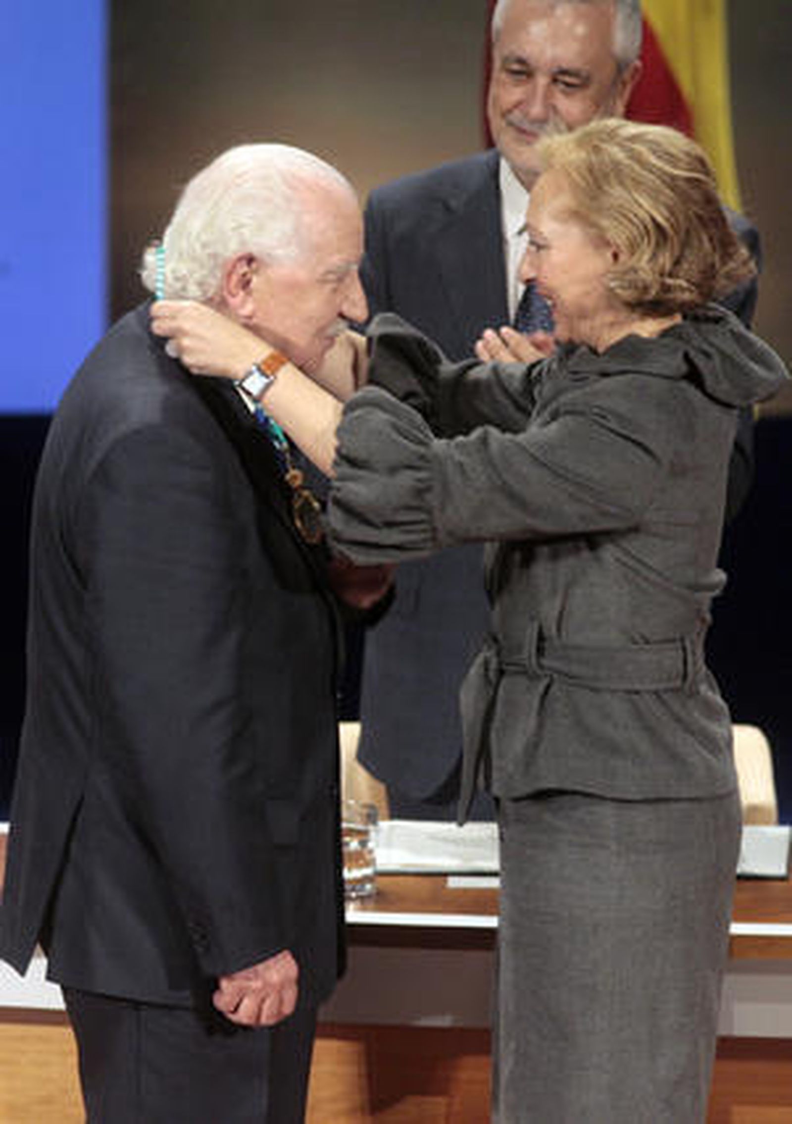 El filólogo Pedro Martínez Montávez recibe su Medalla de Andalucía. / Juan Carlos Muñoz · Juan Carlos Vázquez