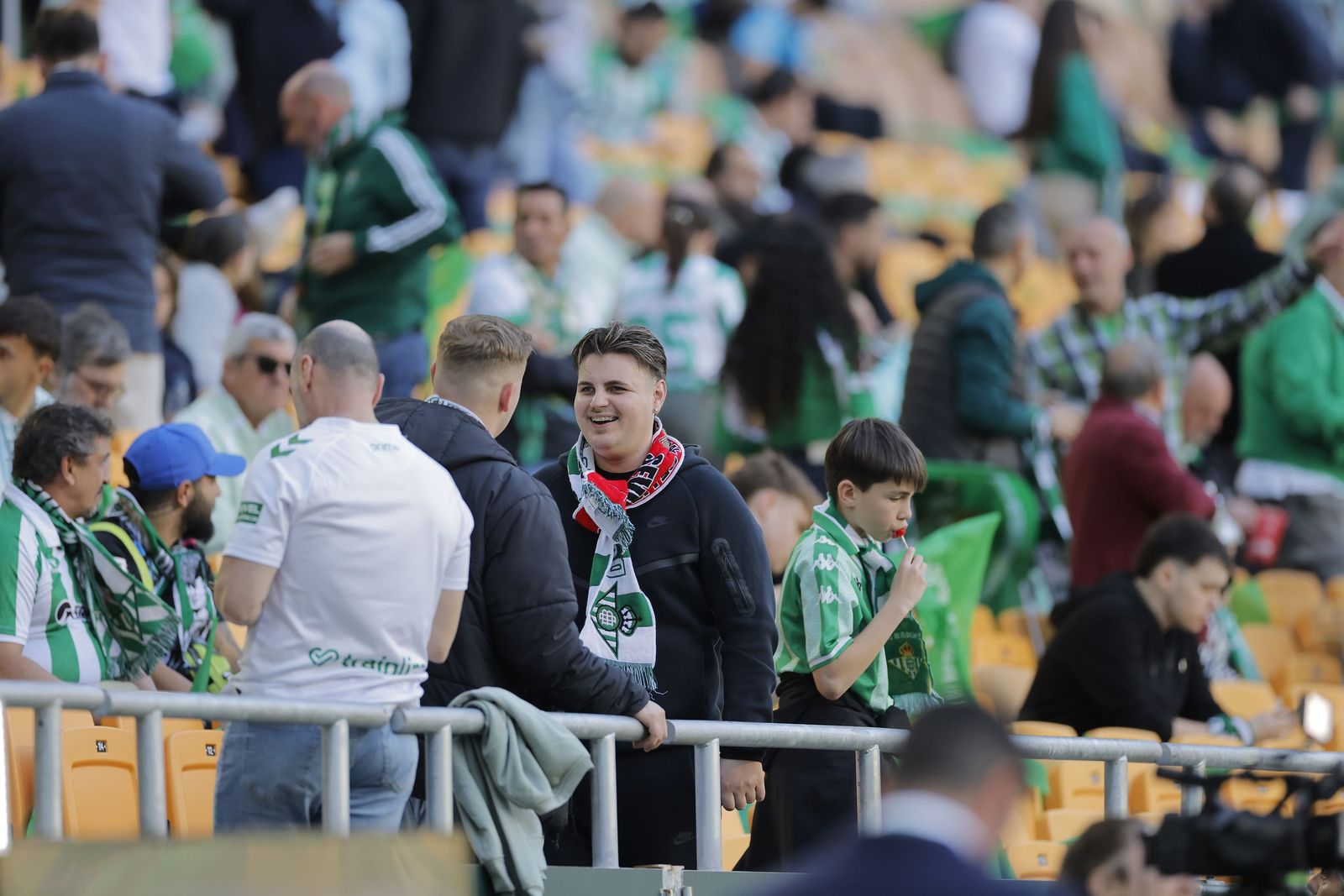 Búscate en las fotos del Betis - Sevilla