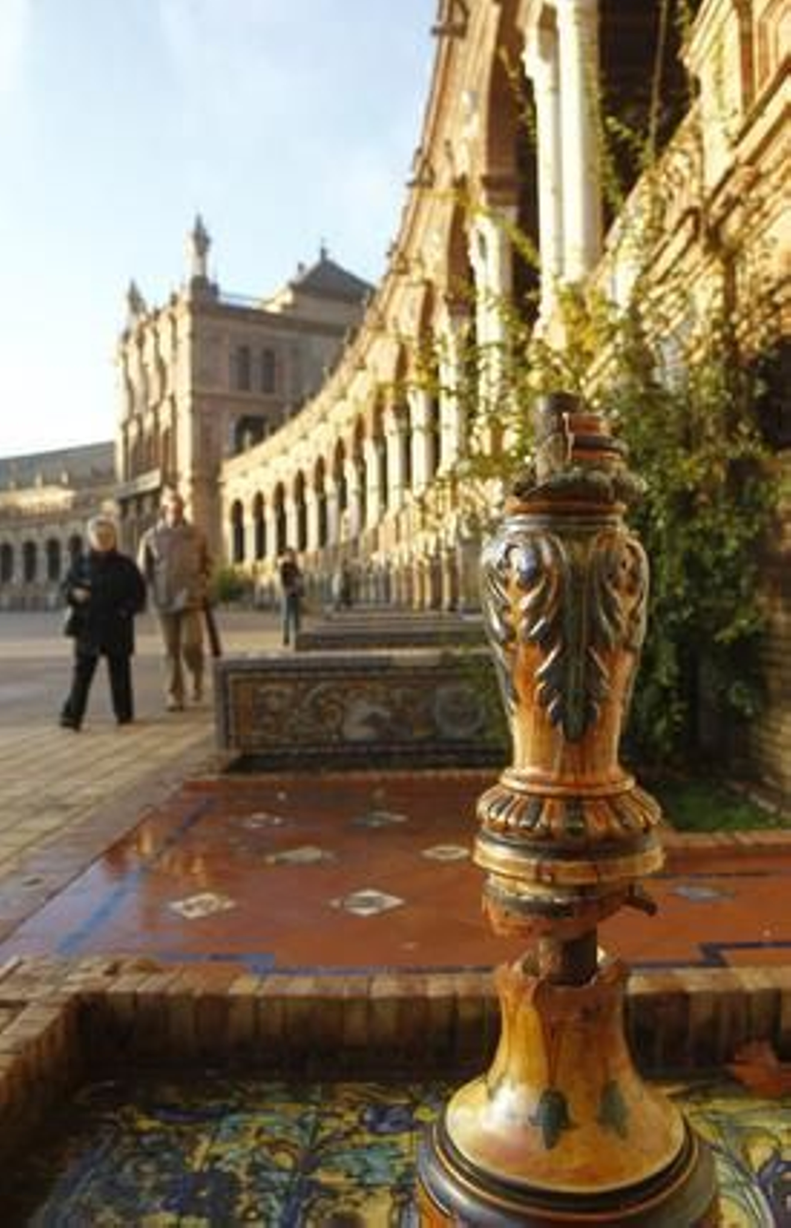 Estado de la Plaza España tras un mes de su inauguración.   Foto: Antonio Pizarro