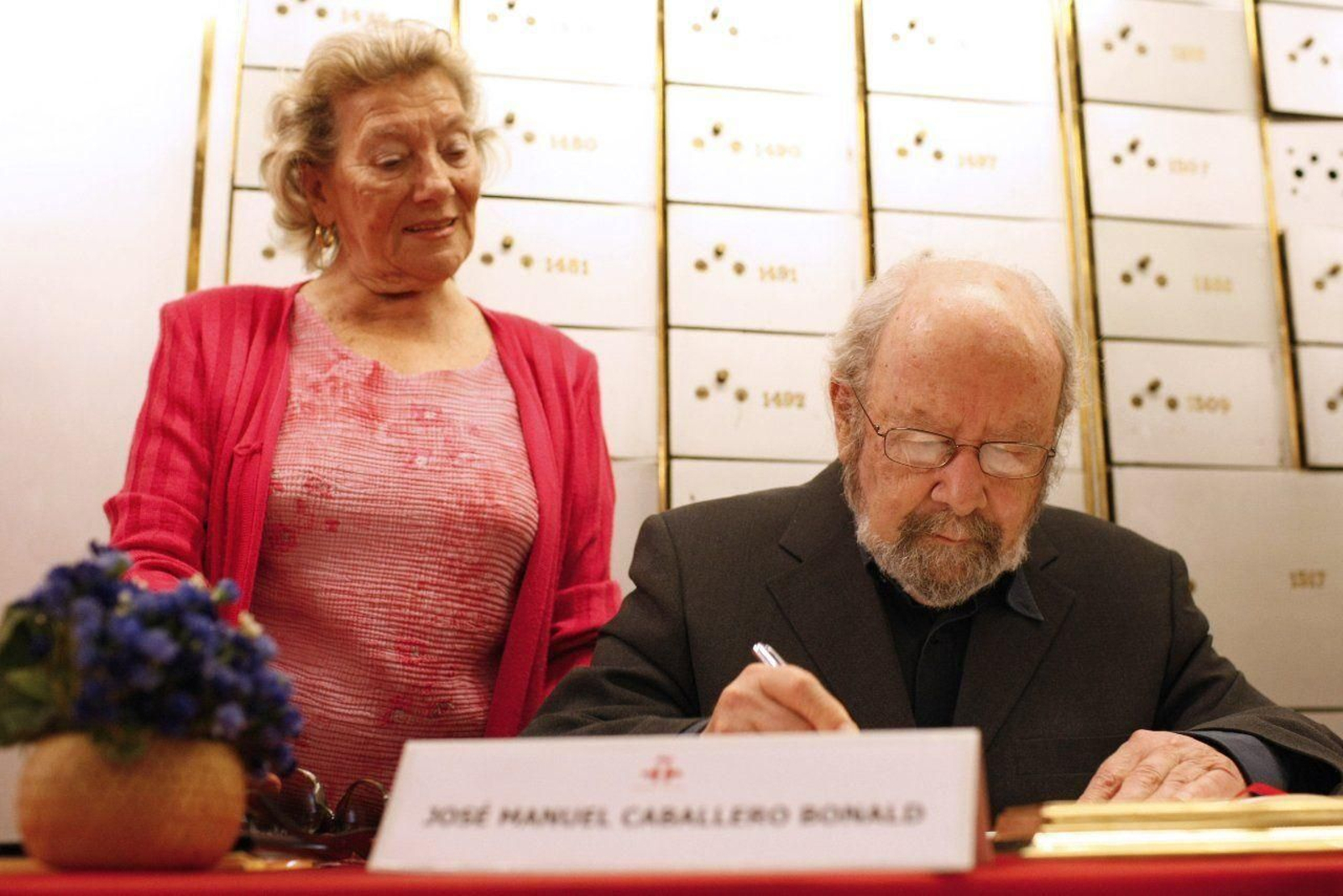 La vida de Caballero Bonald, en imágenes