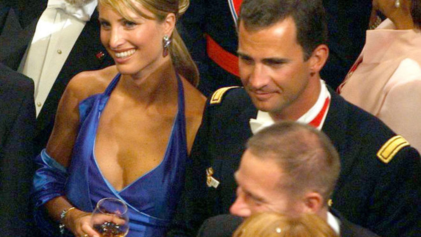 Eva Sannum con el príncipe Felipe en la boda de Haakon de Noruega y Mette-Marit en agosto de 2001.