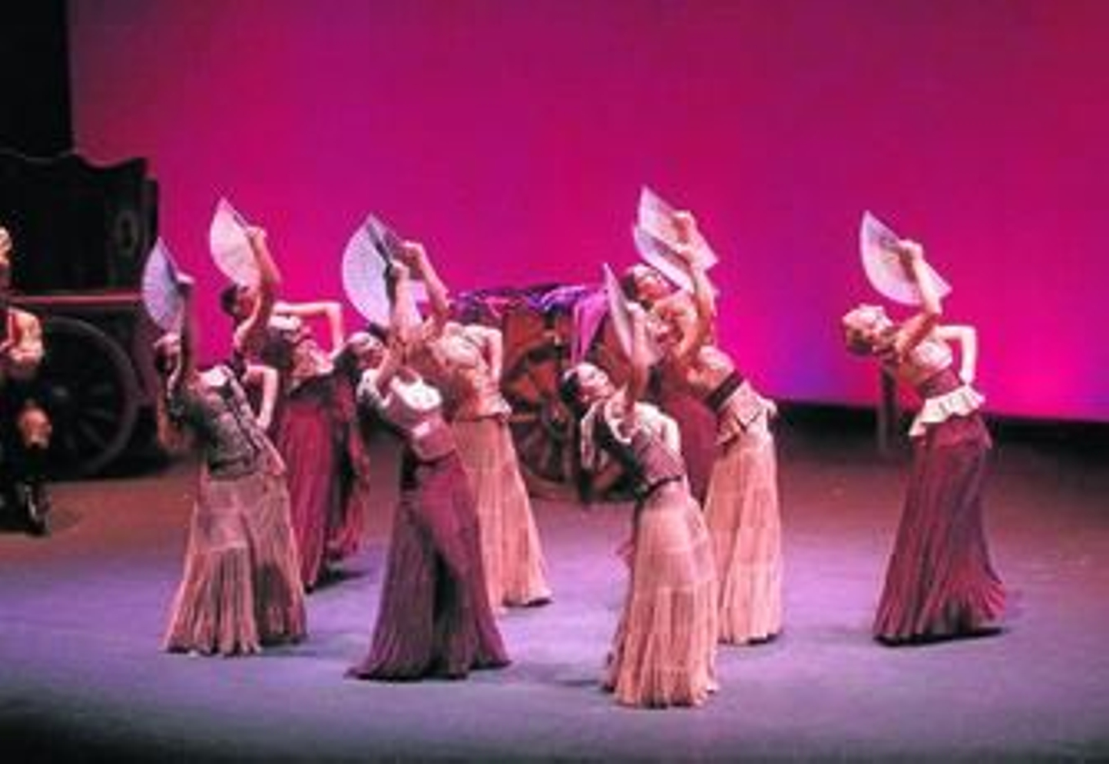 El cuerpo de baile de la compañía de Baras durante un pasaje de abanicos.