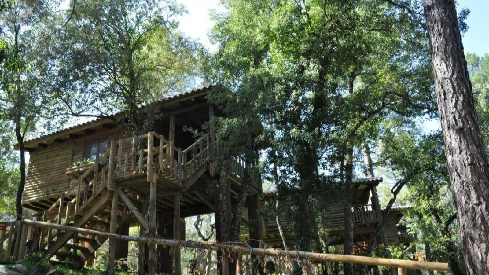 Una de las opciones más originales de alojamiento en este lugar es una casa de madera entre los árboles.