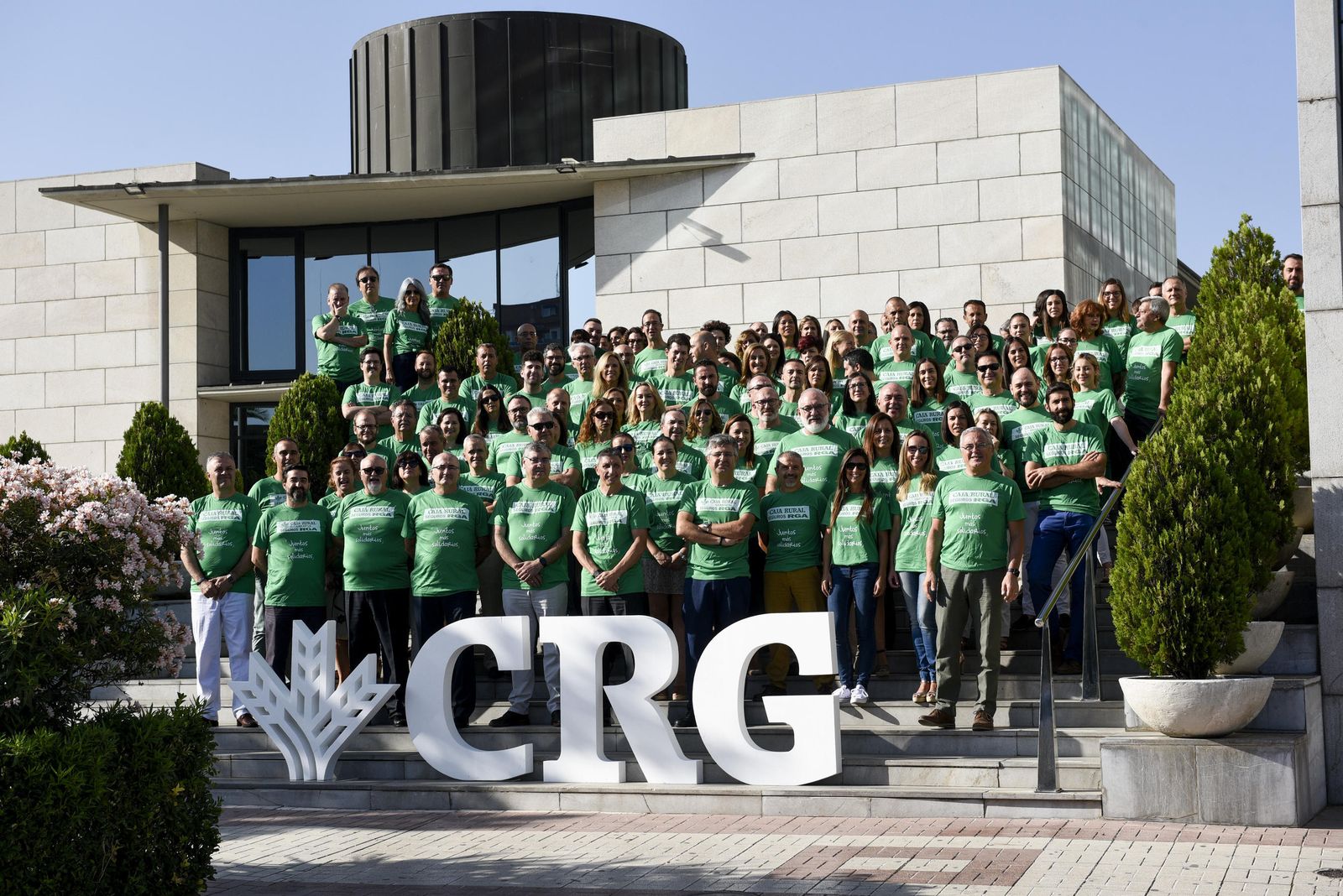 Foto de grupo de los trabajadores de Caja Rural Granada, a las puertas de la sede de la entidad.