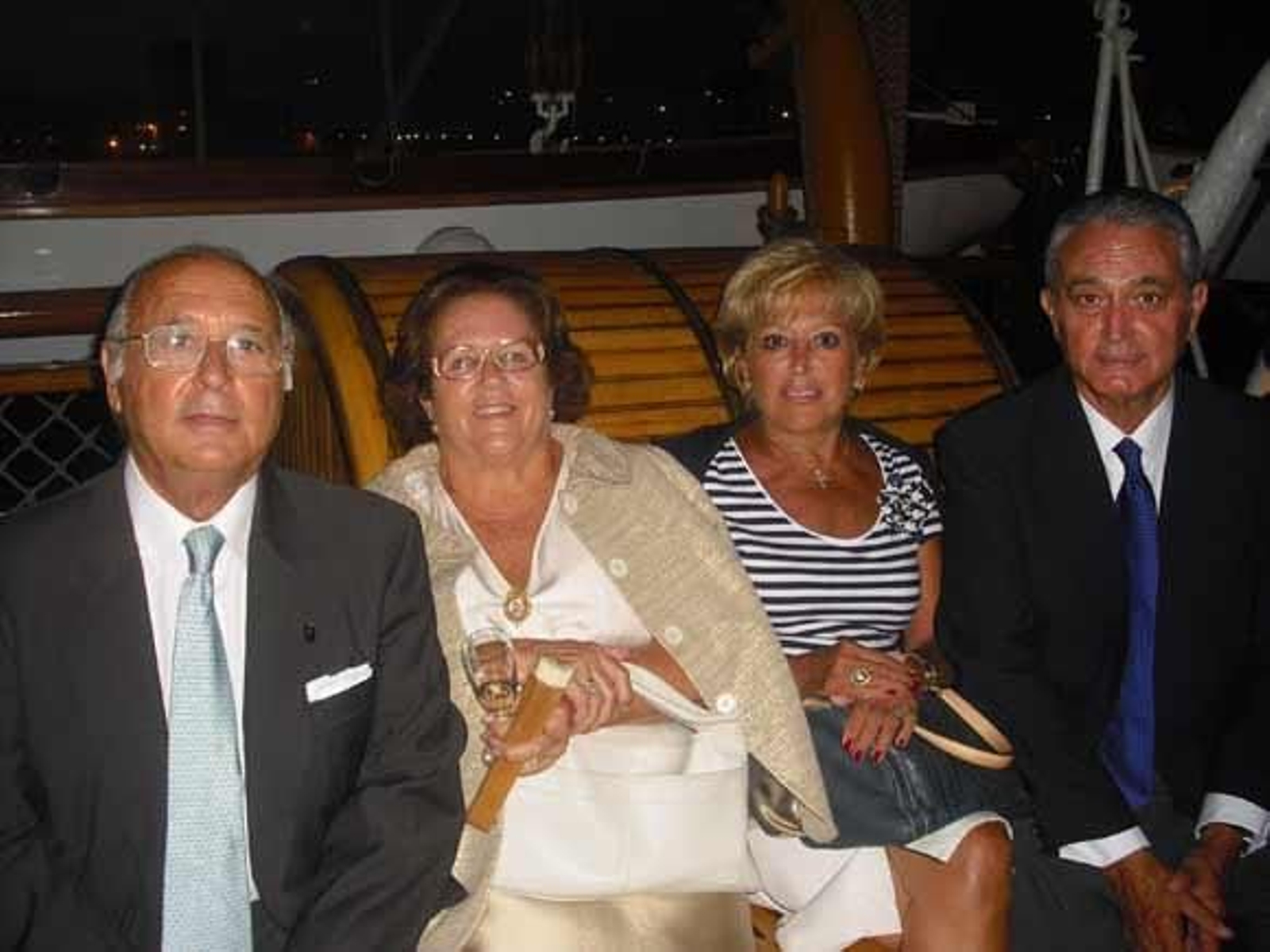 Federico Valle, concejal del Ayuntamiento de Sanlúcar, junto al observador naval, Manuel Prieto, y sus esposas.

Foto: Gema Amil