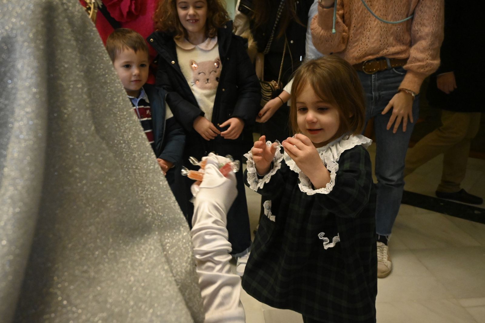 Visita de los Reyes Magos a los ancianos de los asilos de Huelva, en imágenes