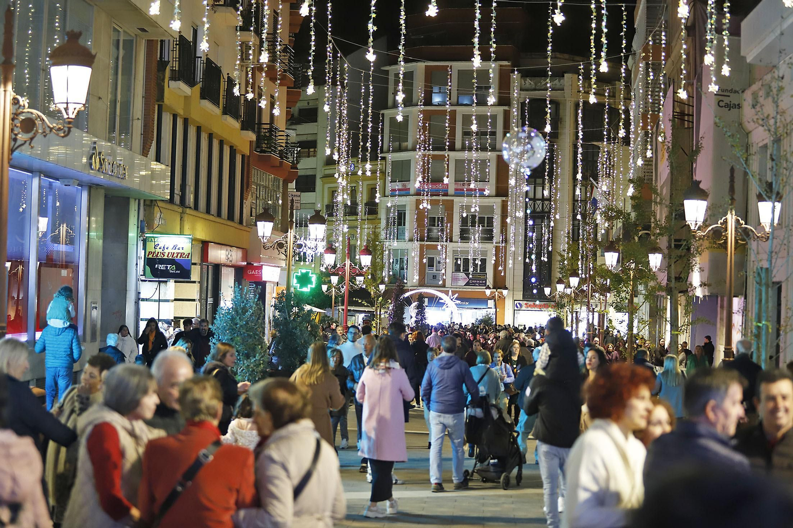 Imágenes del alumbrado navideño en las calles de Huelva