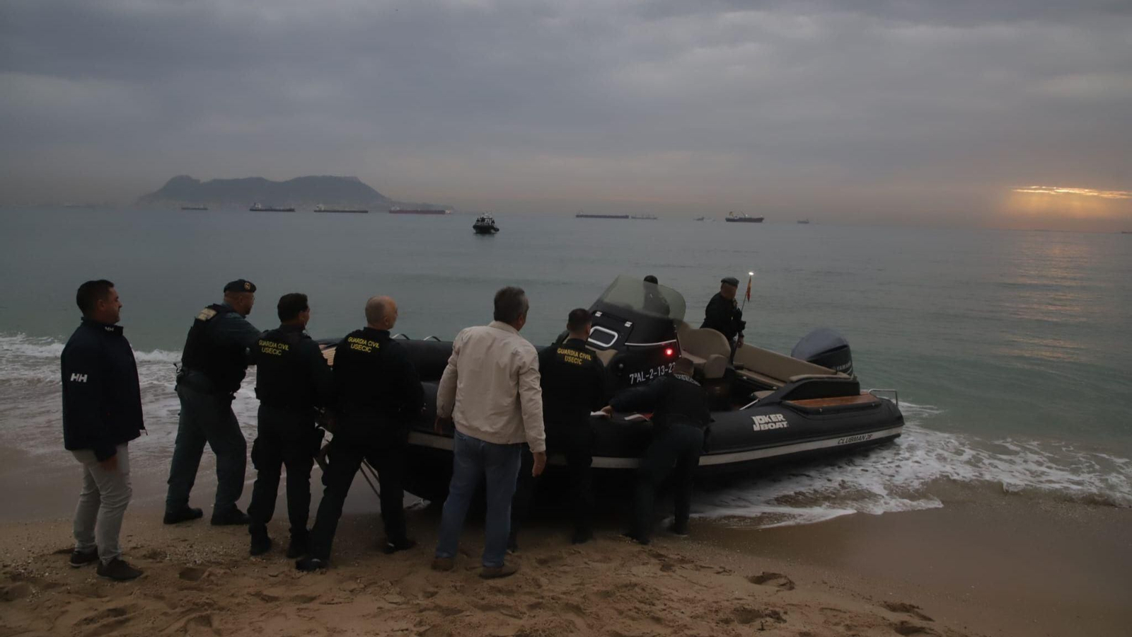 Aparece una lancha varada en la playa de Getares.