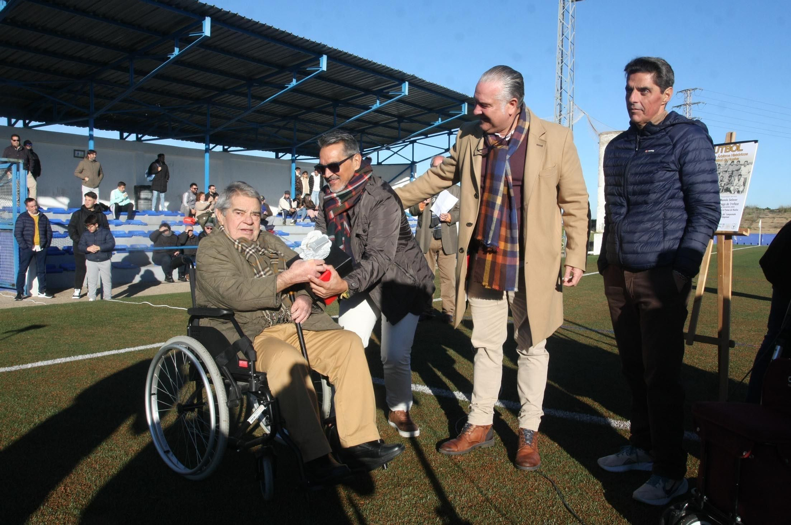 Imágenes del partido homenaje a los árbitros históricos de fútbol de Huelva