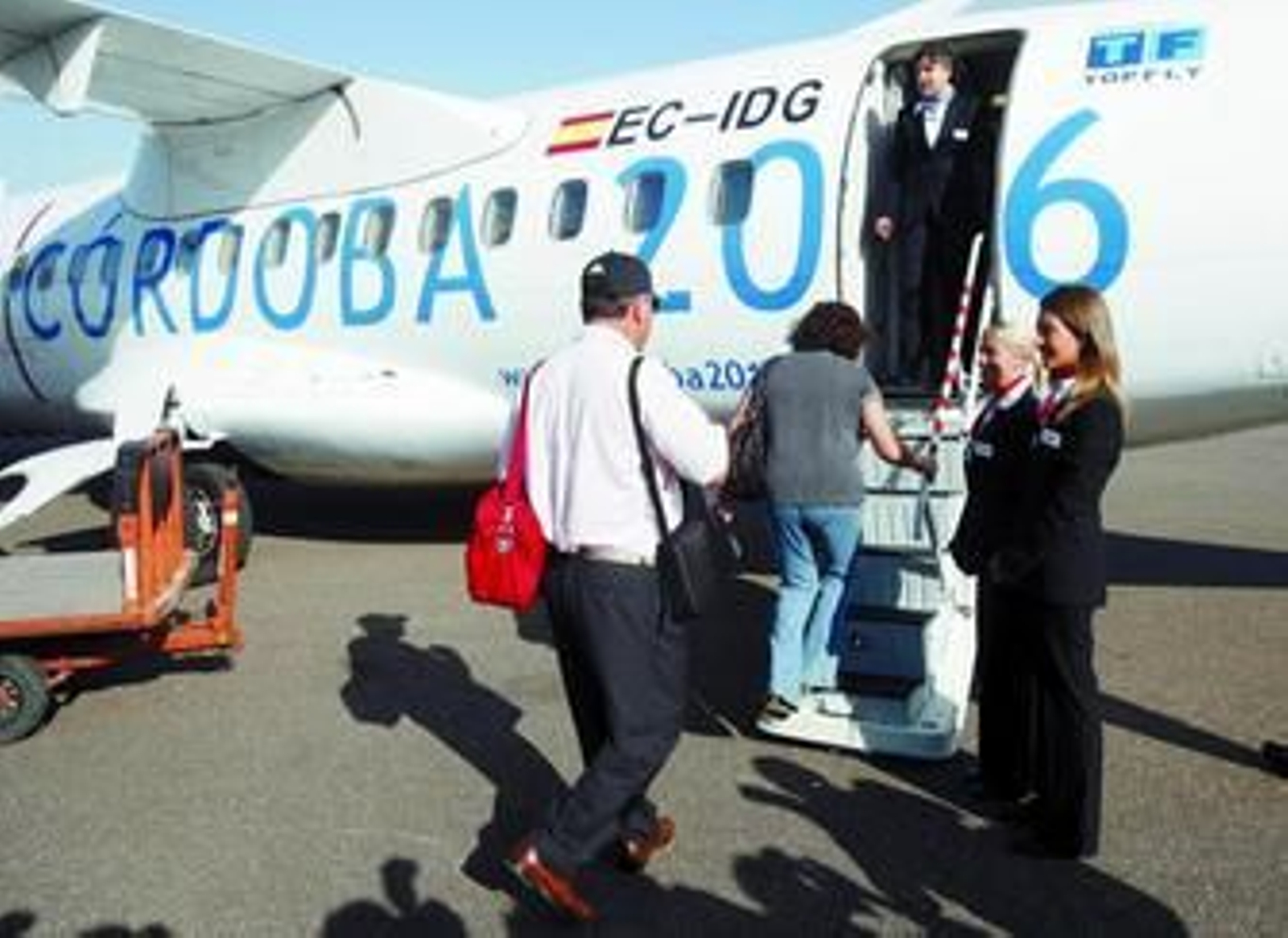 Un grupo de pasajeros sube al aparato que cubrió el primer vuelo de Flysur el 4 de septiembre.
