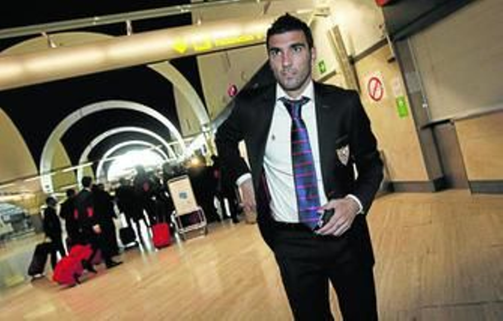 Reyes, con rostro serio, en el aeropuerto de San Pablo antes de viajar a Santander.