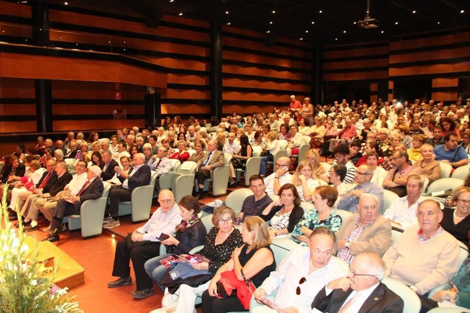 Montserrat Martí Caballé brilla en la fiesta de las Escuelas Ave María
