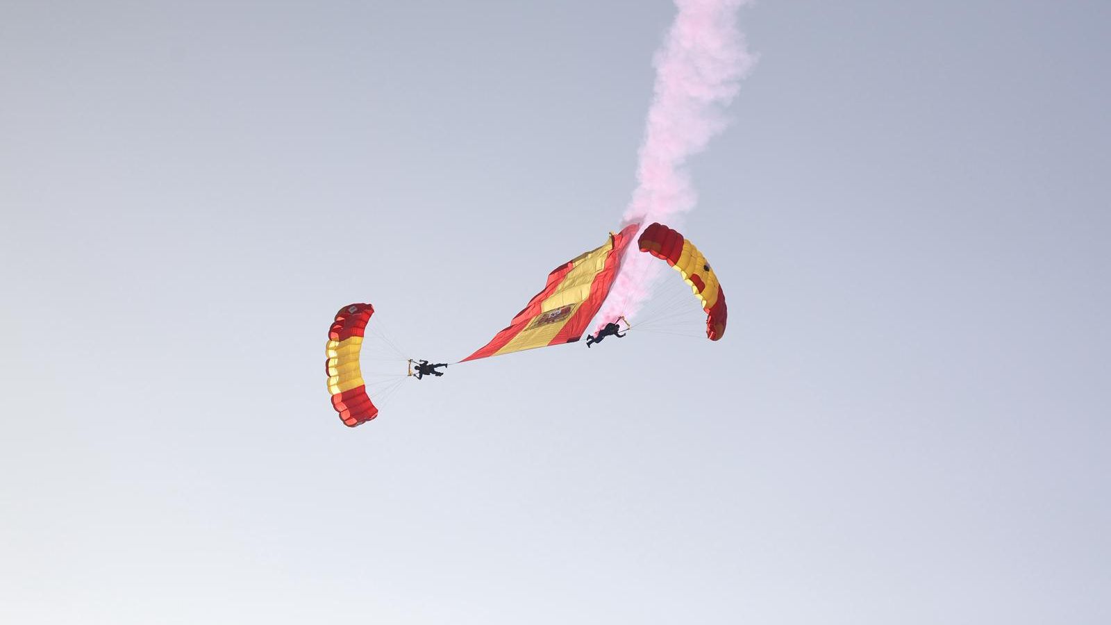 Una de las maniobras de los paracaidistas de la Papea, sobre el cielo de Palos de la Frontera.