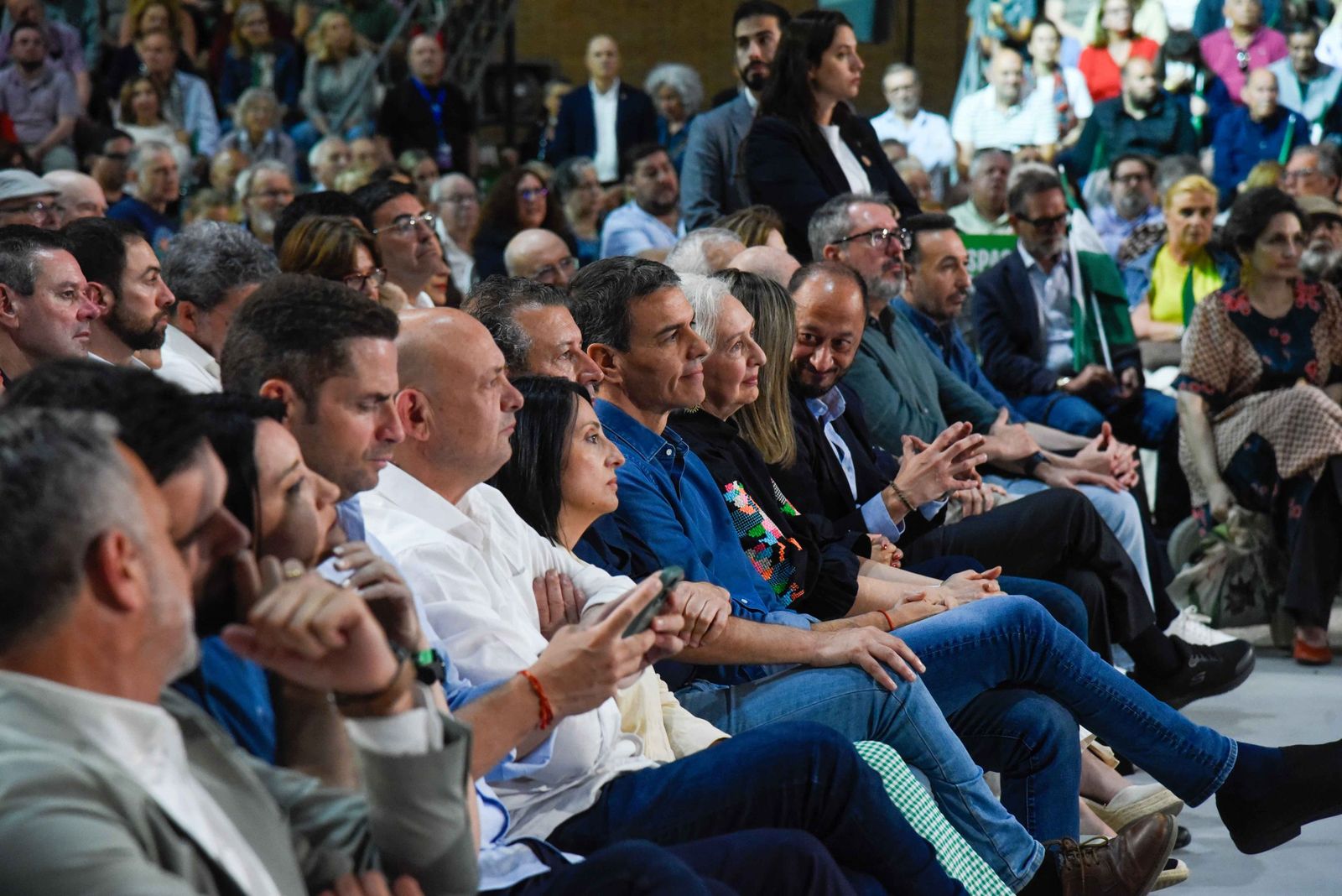 Pedro Sánchez y María Jesús Montero, en el último mitin de la campaña ...