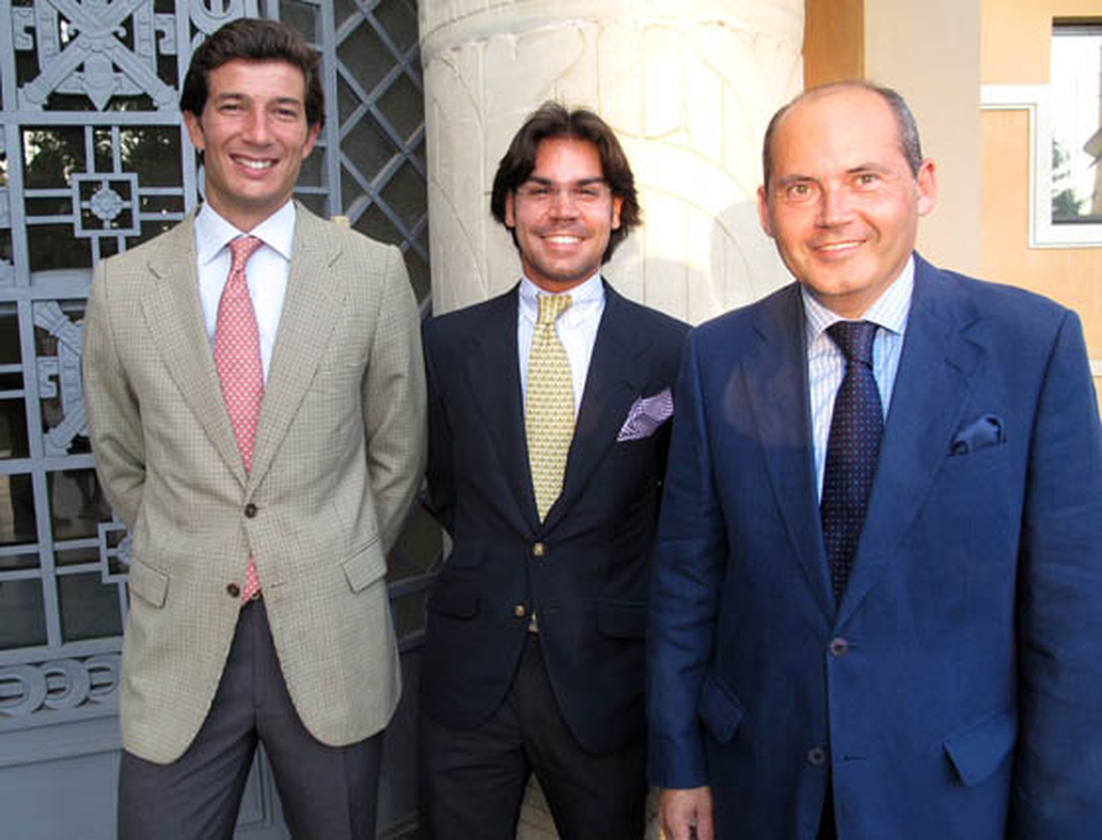 Antonio Bilbao Pedrós y Jesús Barea Contreras, abogados graduados en Práctica Jurídica, con Luis Romero, profesor de Icide.

Foto: Victoria Ramírez