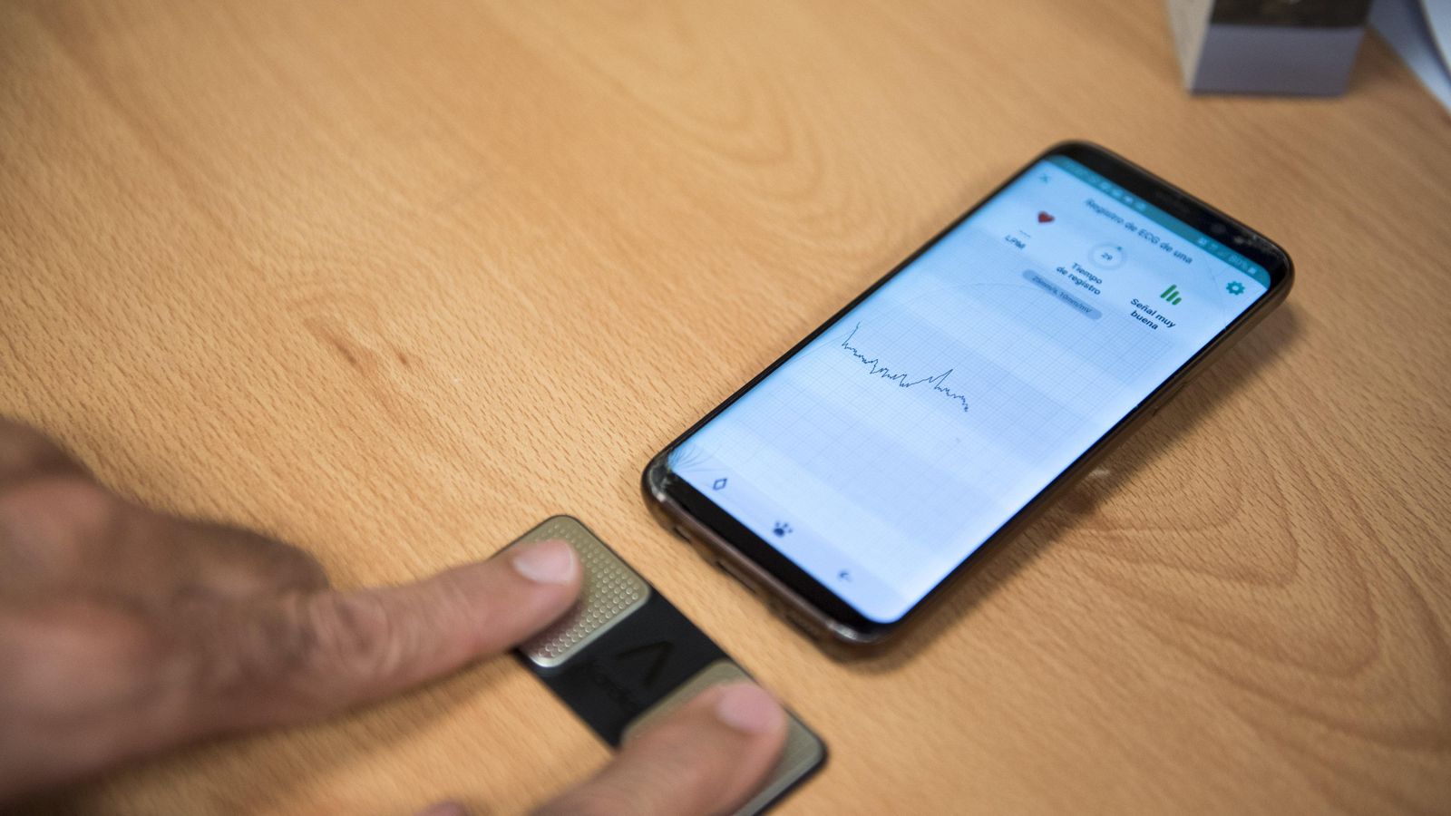 Momento del electrocardiograma, realizado con el dispositivo y una aplicación móvil