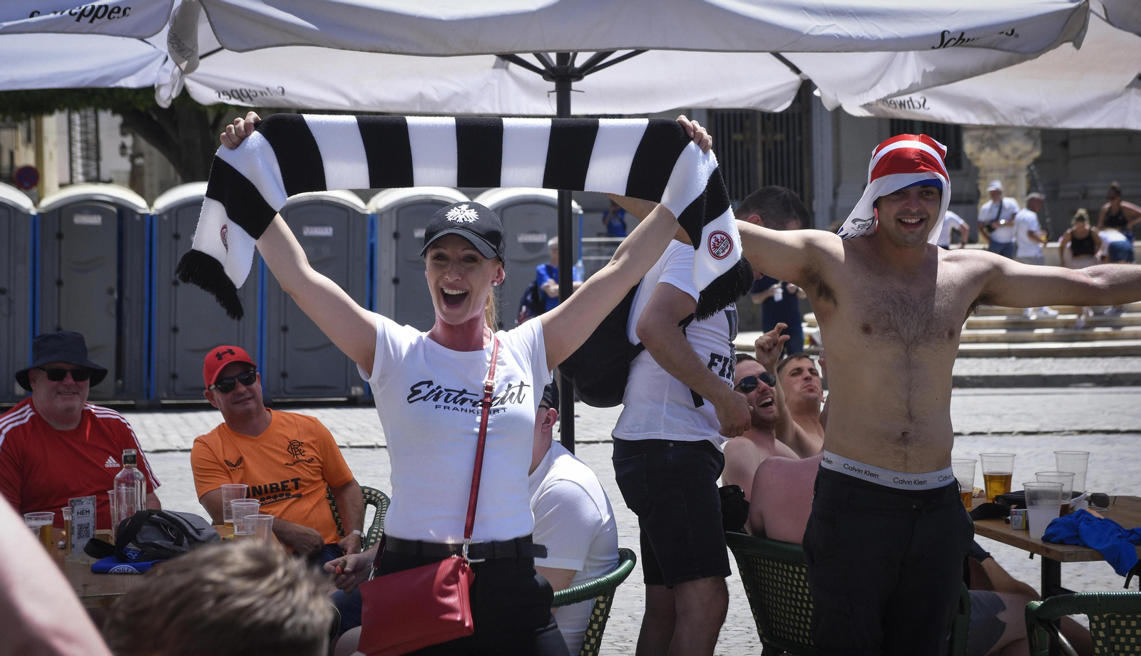 Unos 150.000 aficionados del Eintracht de Fráncfort y del Glasgow Rangers, según las estimaciones oficiales, se han desplazado a Sevilla a pesar de que en el estadio solo había entradas para 40.000 personas.