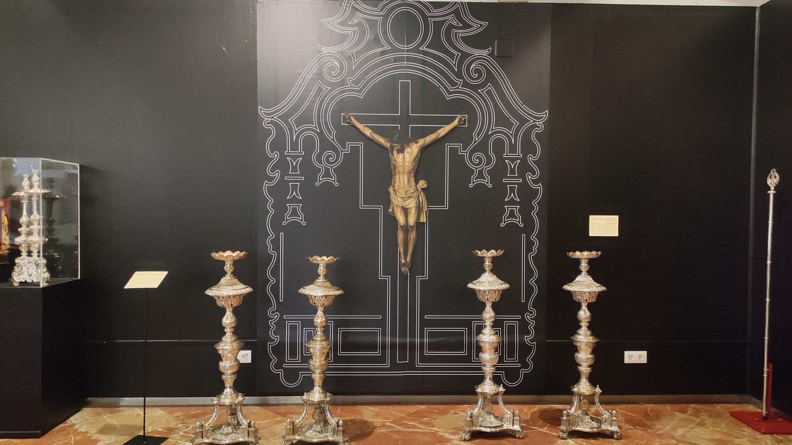 Detalles de la exposición "Alegría" en el Círculo Mercantil de la calle Sierpes