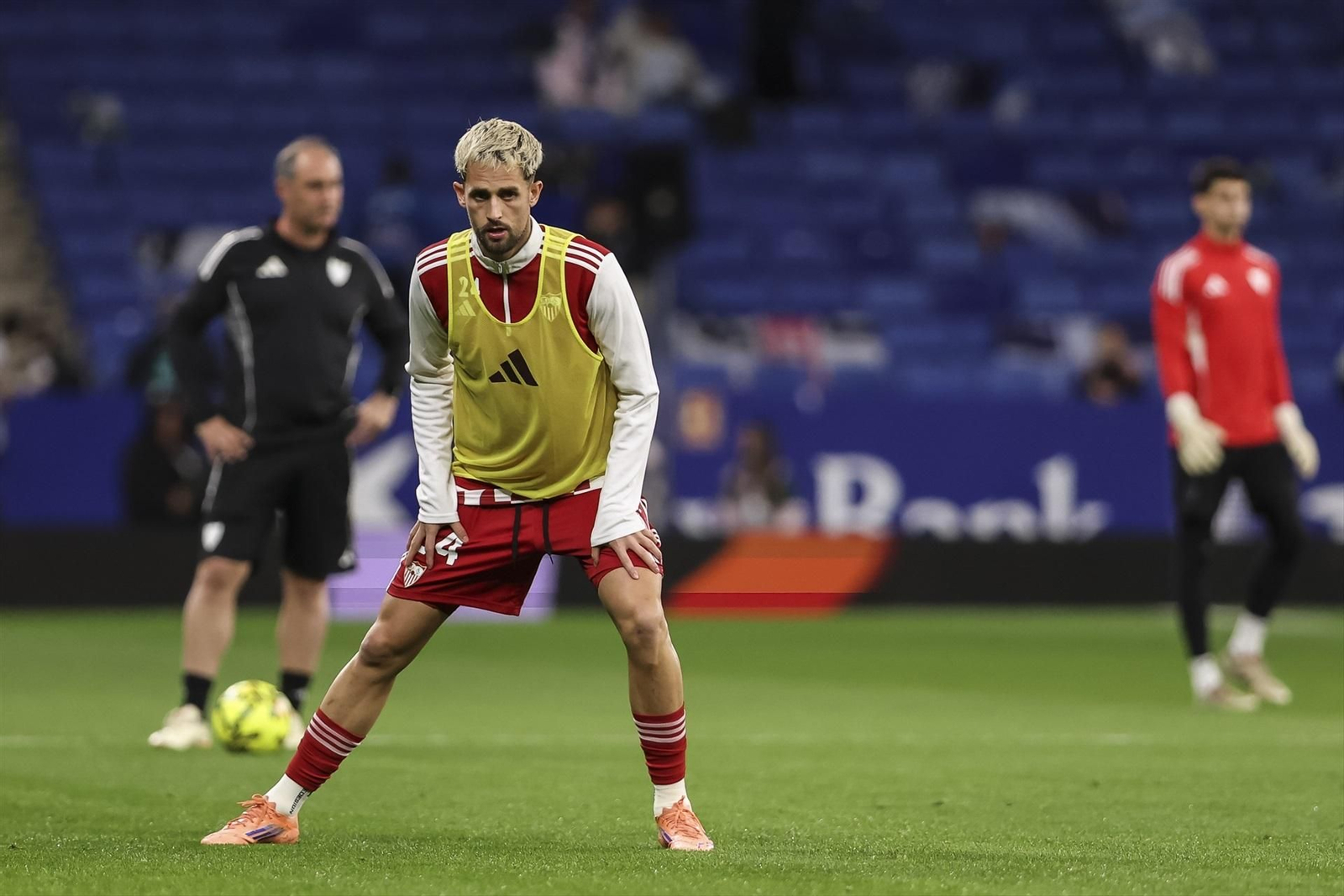 Januzaj caliente sobre el césped del RCDE Stadium, donde luego se lesionaría.