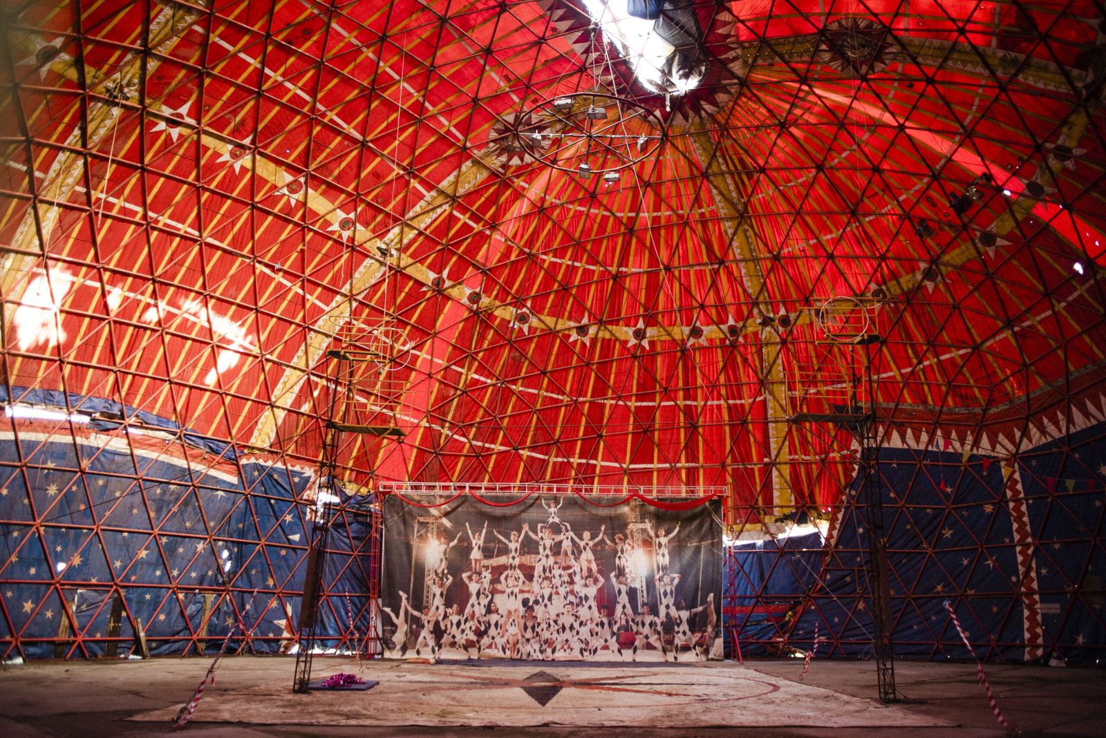 Una imagen de la carpa del circo en la hoy abandonada Ciudad de los Muchachos a las afueras de Orense.