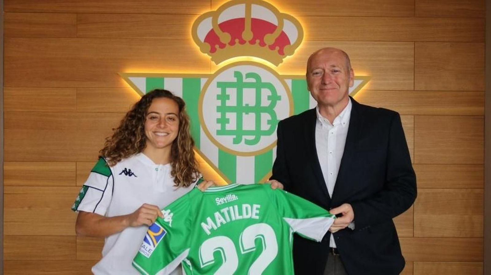 Matilde Fidalgo posa con Ricardo Díaz, consejero encargado del Betis Féminas.
