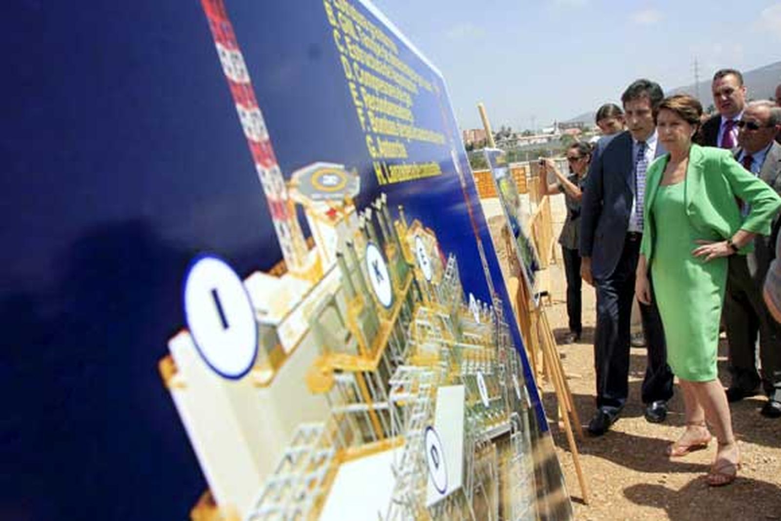 Magdalena Álvarez visita la construcción de una planta de regasificación de gas licuado en San Roque