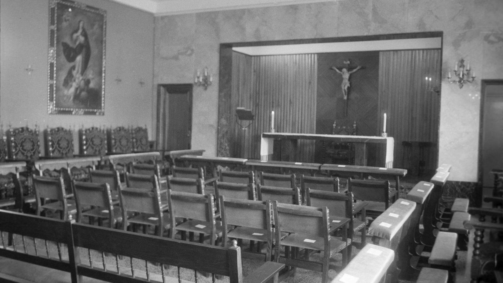 La capilla, con el cuadro de  la Inmaculada al fondo