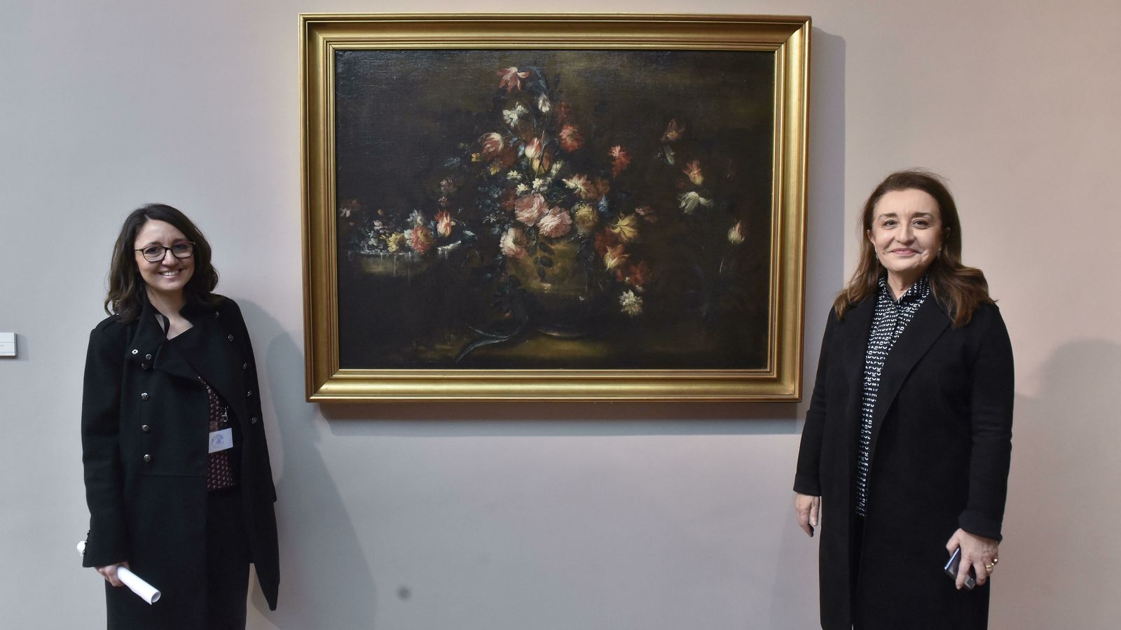 Lourdes Páez (izquierda) y Valme Muñoz ante el bodegón de Caffi, única obra expuesta en las salas de una mujer.