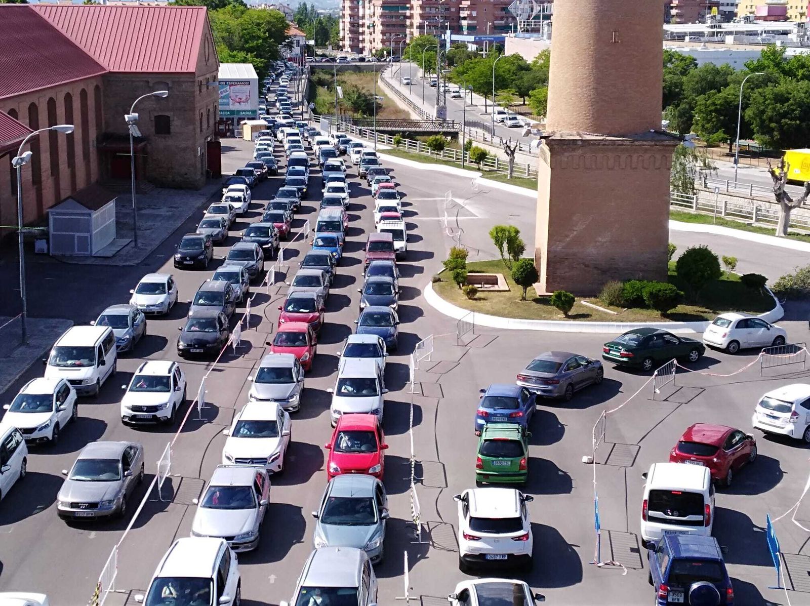 Las colas de la vacuna: Fermasa se colapsa con filas interminables de coches y personas