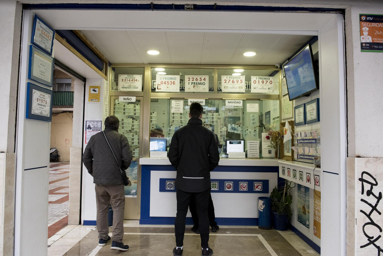 Varias personas en una administración de lotería.
