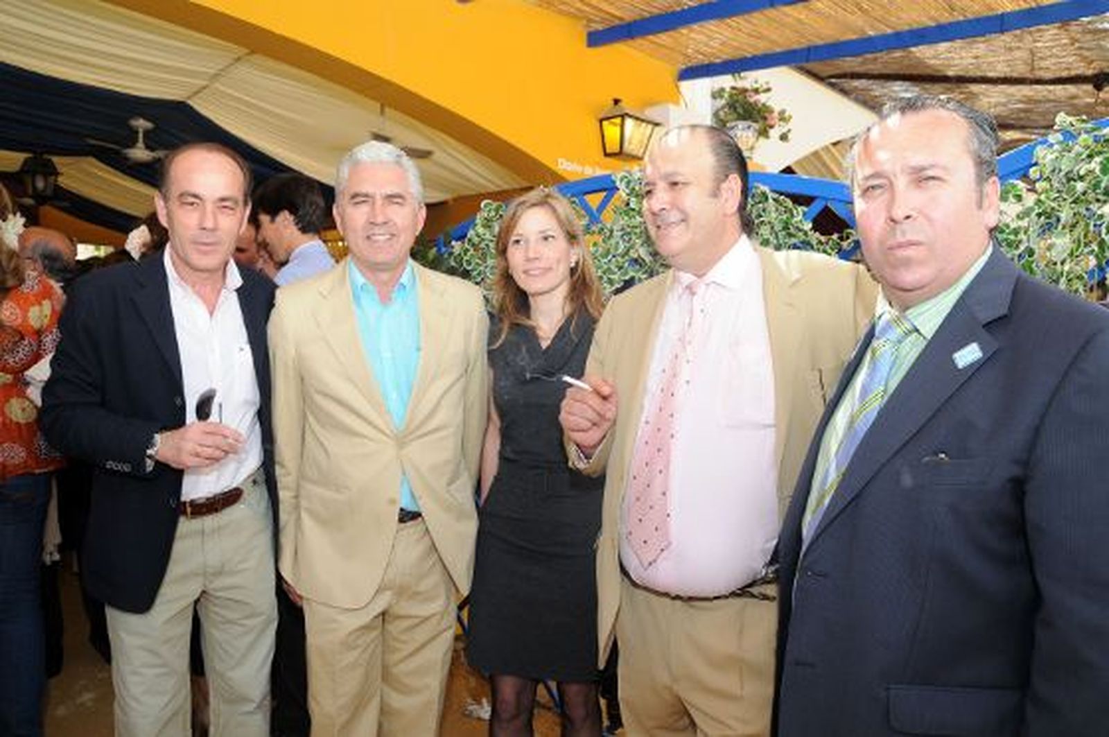 Manuel Juncal, de Endesa, Antonio Alcón, de Hermanos Alcón, Marta González, comercial de Diario de Cádiz, José Luis Reguera, gerente de El Pollo Dorado y Benjamín Sánchez, director comercial del Diario.

Foto: Manuel Mateo