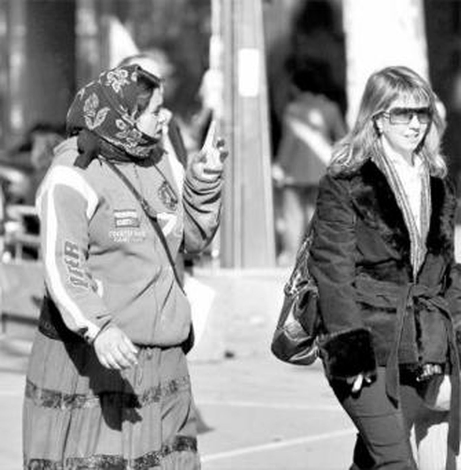 Una ciudadana de Europa del Este espera en el Bulevar del Gran Capitán.