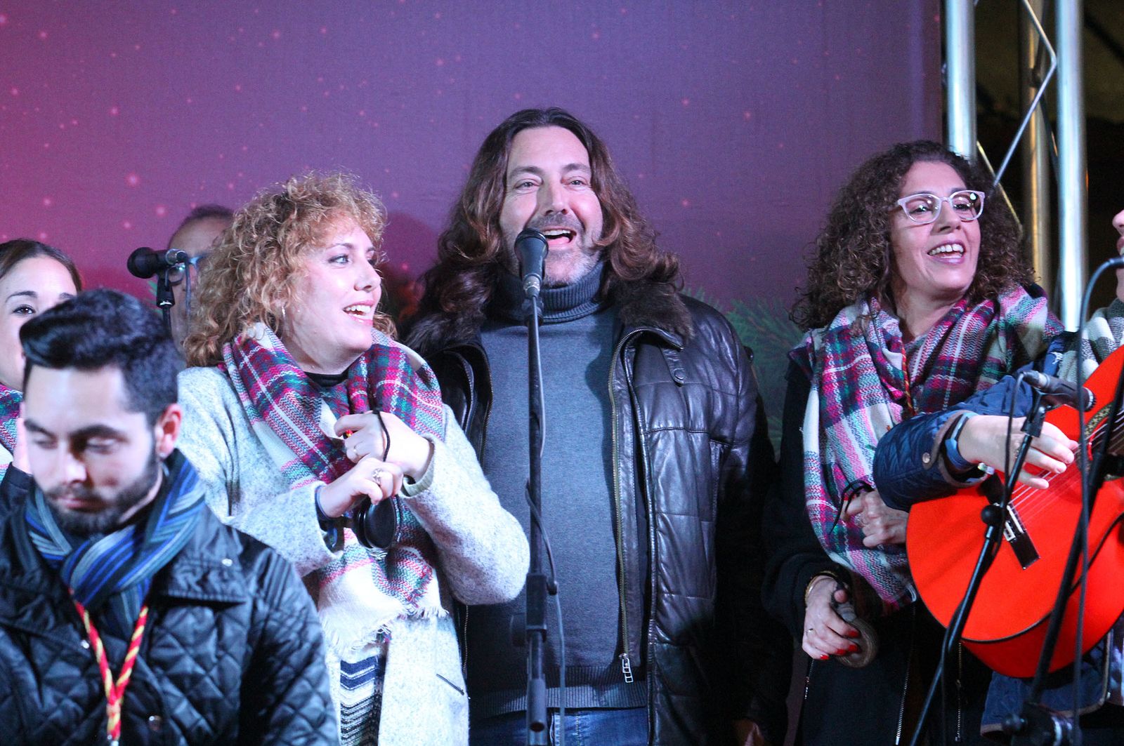 Pepe El Marismeño y el Coro de Emigrantes ponen voz al Cuentacuentos de Huelva Información, en imágenes