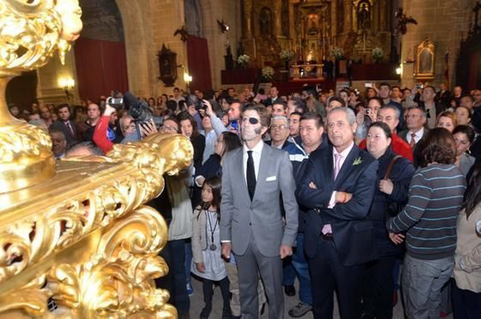 La Hermandad de Los Judíos rindió homenaje al matador Juan José Padilla que, con gesto emocionado, ve el misterio de las Penas junto al hermano mayor.  Foto: Miguel ángel González