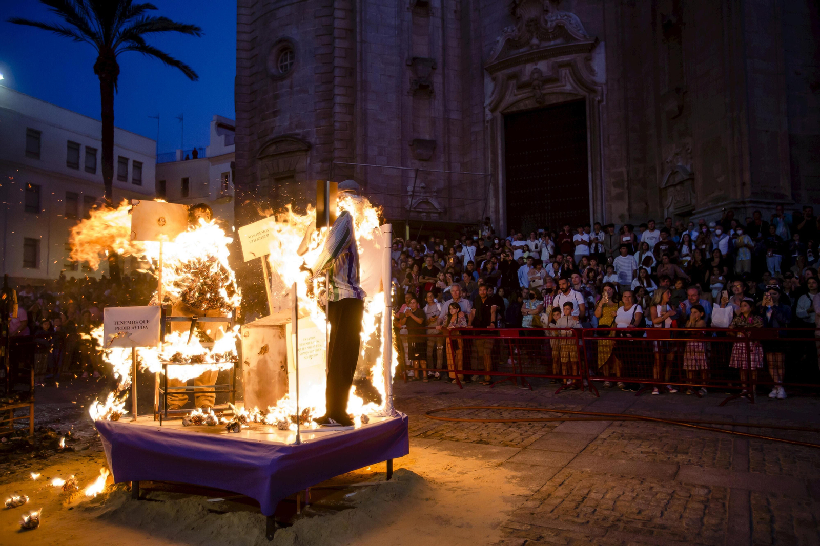 Noche de San Juan en Cádiz: Imágenes de la quema de los juanillos