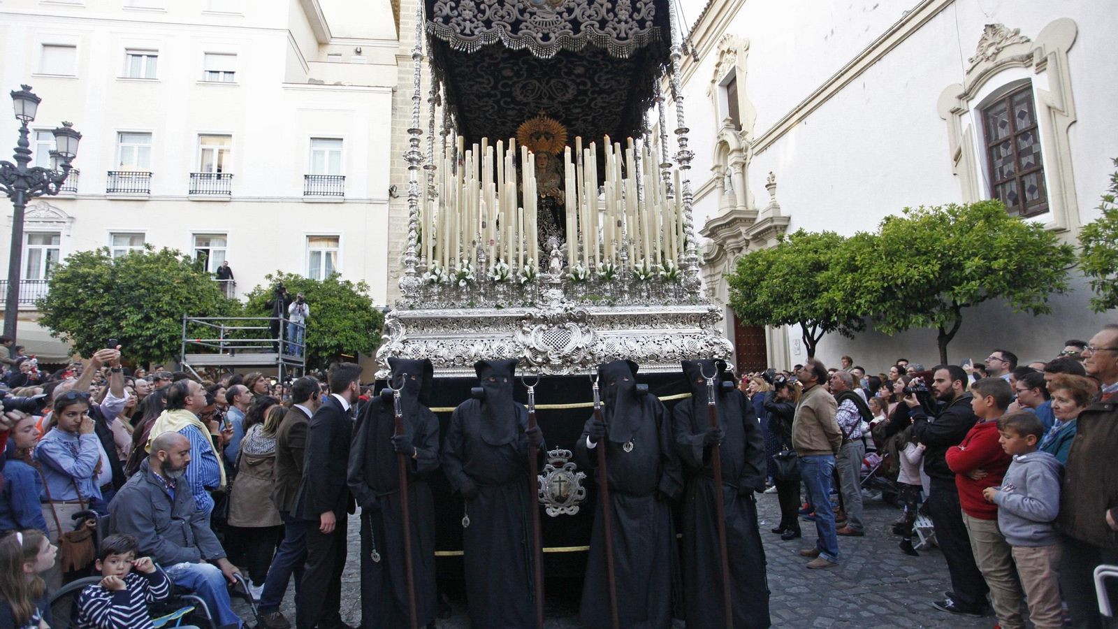La Virgen de la Soledad de la cofradía de Vera-Cruz por la plaza de San Francisco.