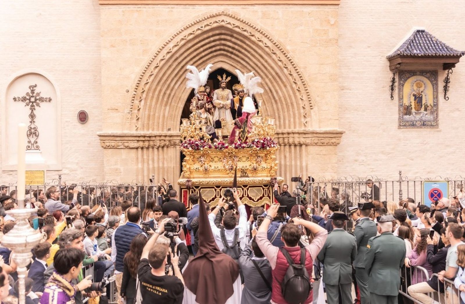 El paso de misterio del Carmen saliendo una tarde de Miércoles Santo