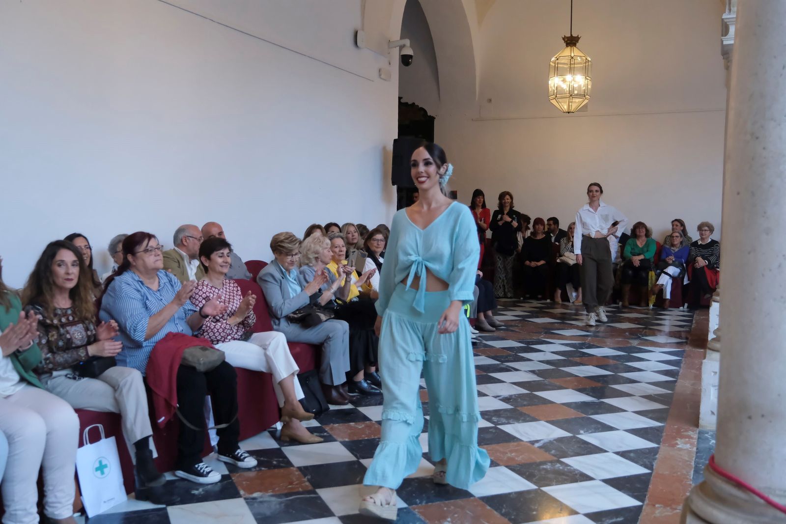 El desfile benéfico de la Asociación Alzheimer Córdoba 2023, en imágenes