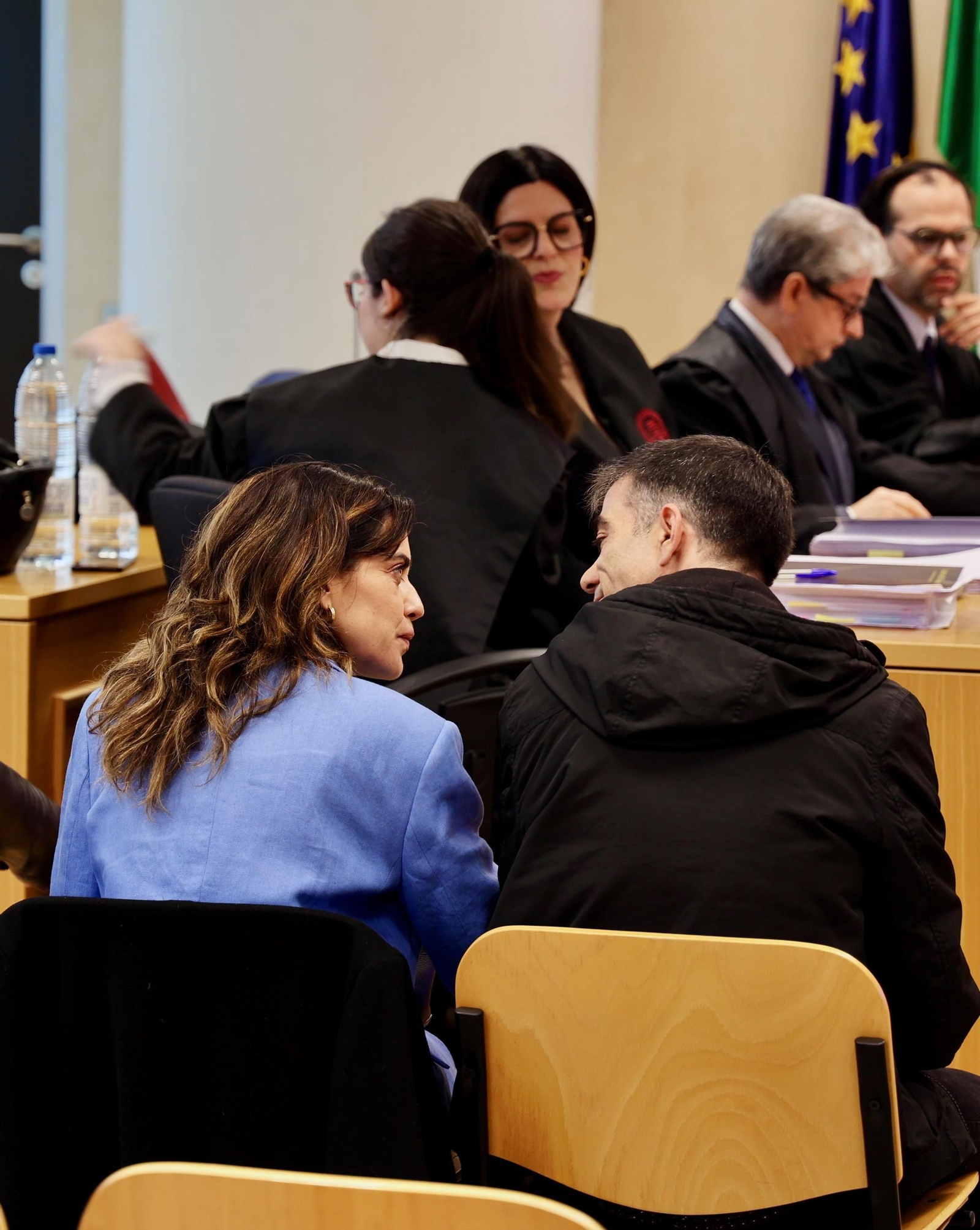 Las imágenes del juicio a María León por el incidente con la Policía Local de Sevilla.