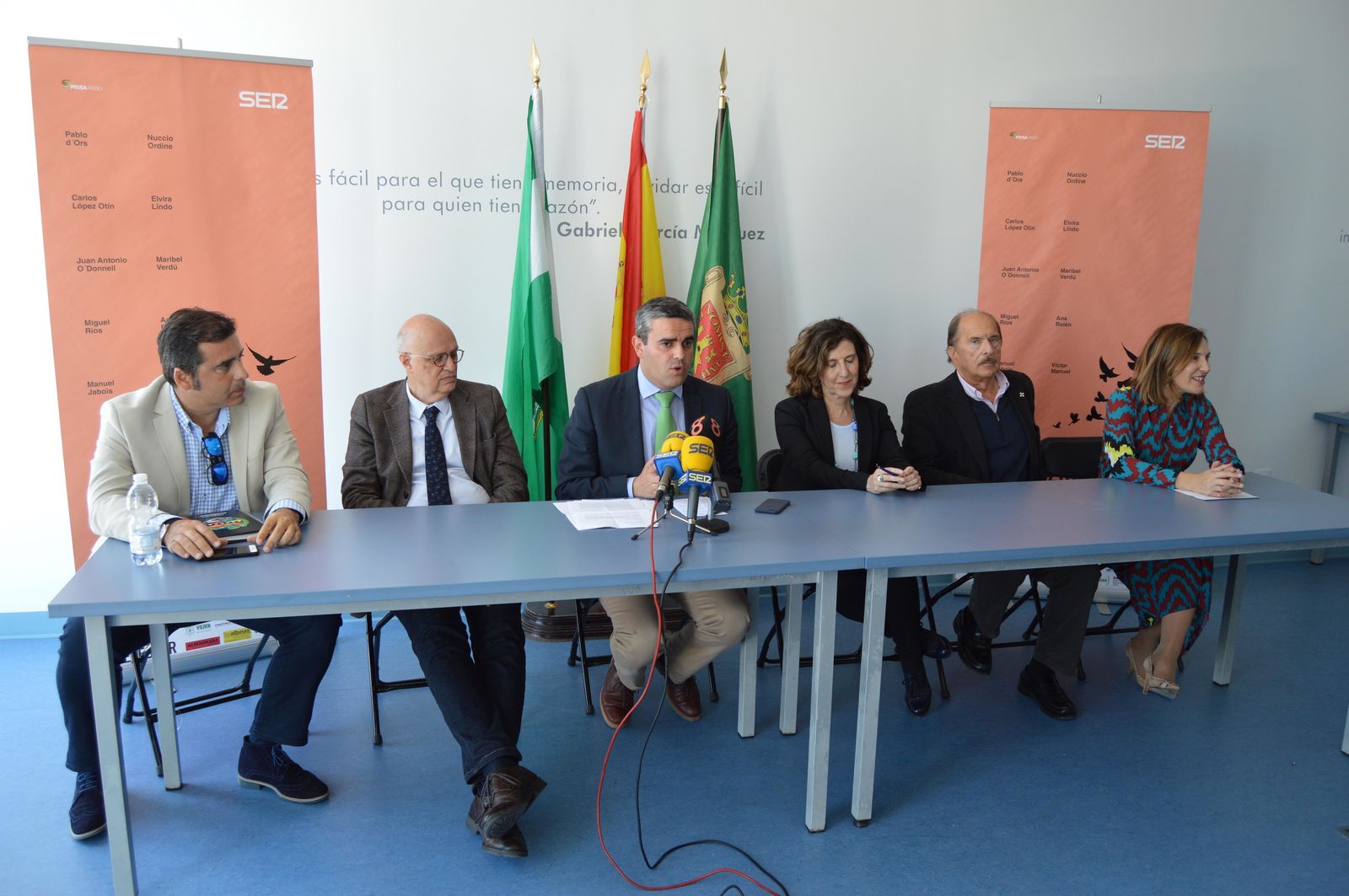 Responsables del Ayuntamiento, del Congreso del Bienestar y de la Cadena SER durante la presentación de las ponencias a celebrar en Vejer.