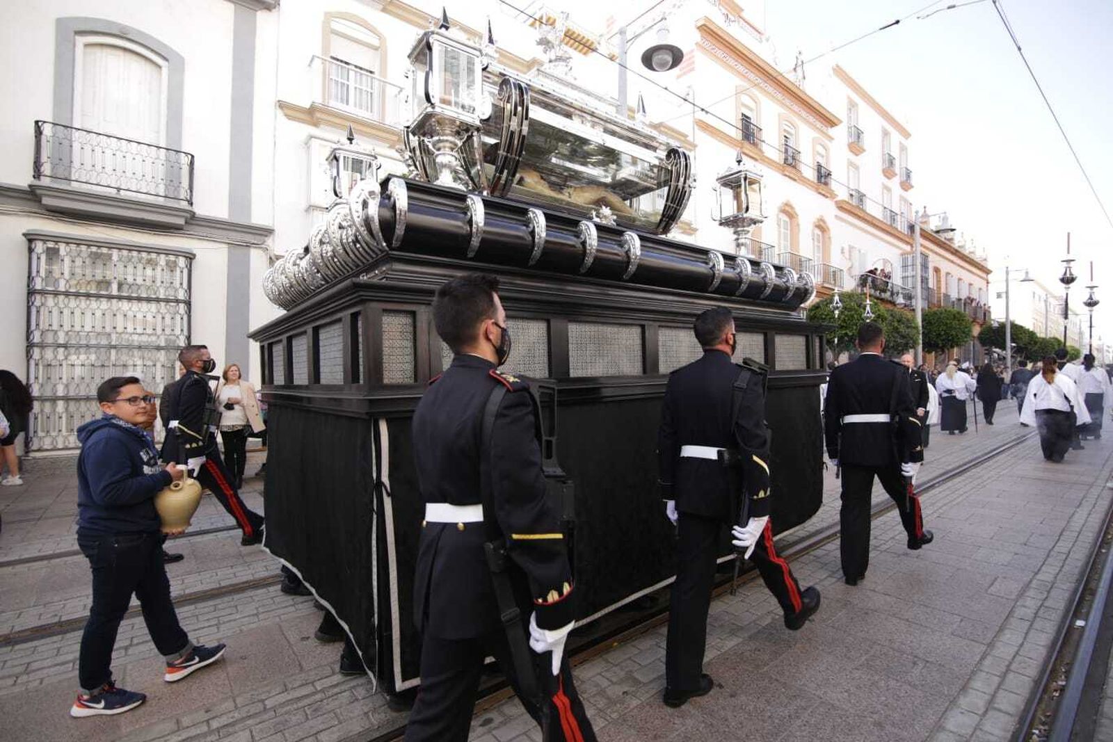 El paso de la urna del Santísimo Cristo Yacente, escoltado por infantes de marina.
