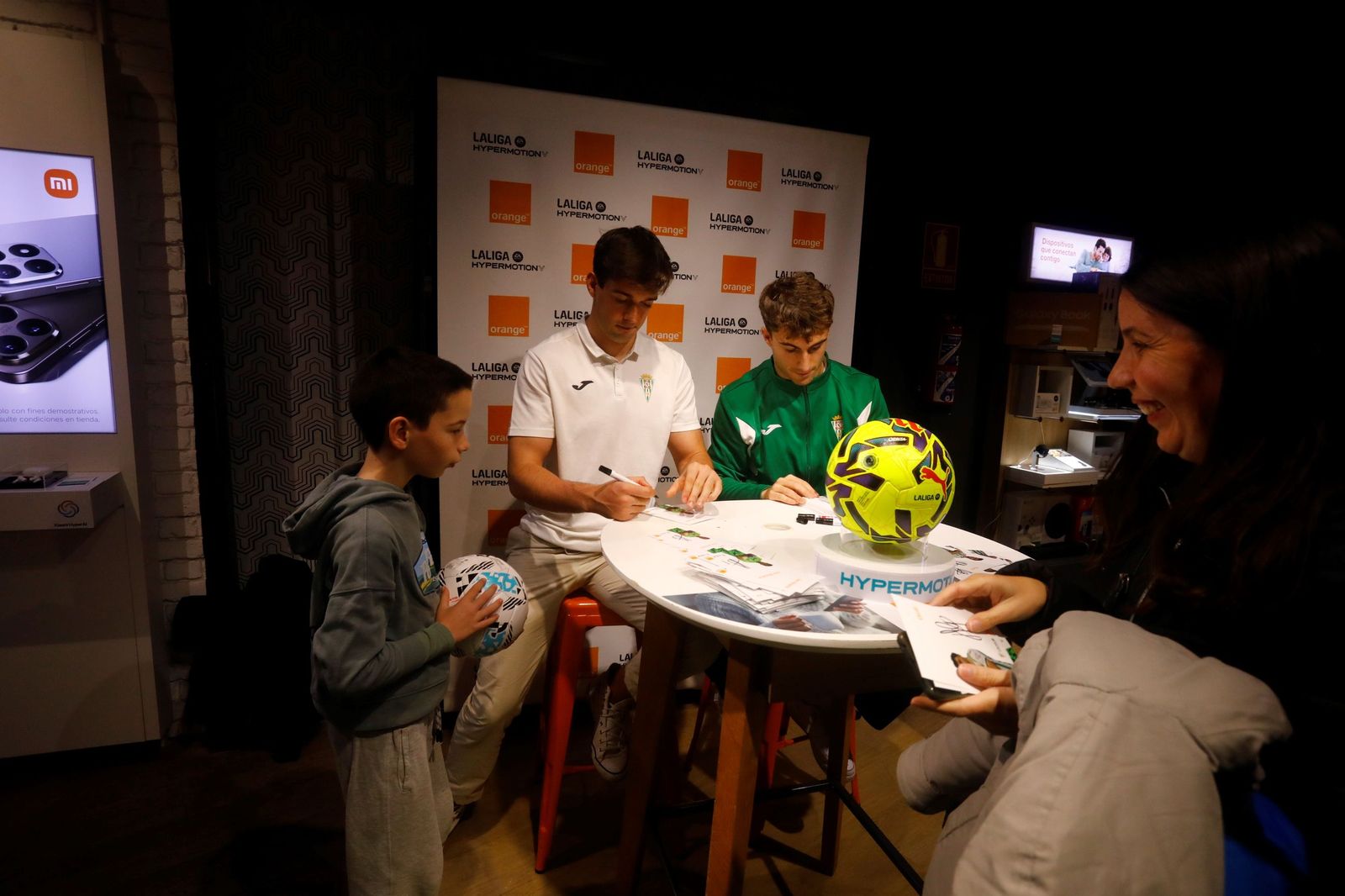 Las mejores fotos de la exitosa firma de autógrafos del Córdoba CF en el centro de la ciudad