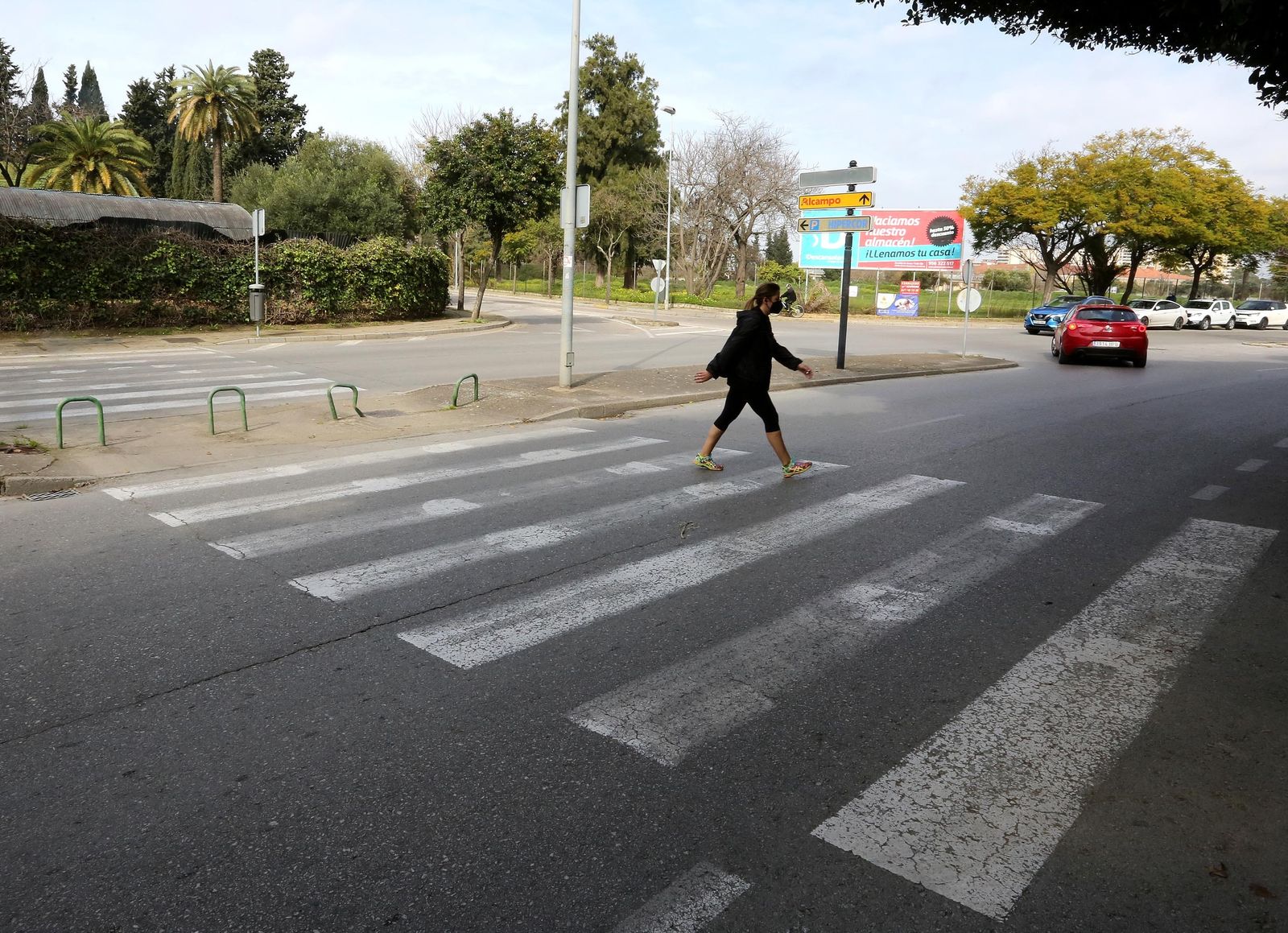 Una joven cruza frente a la fachada principal del estadio Chapín.