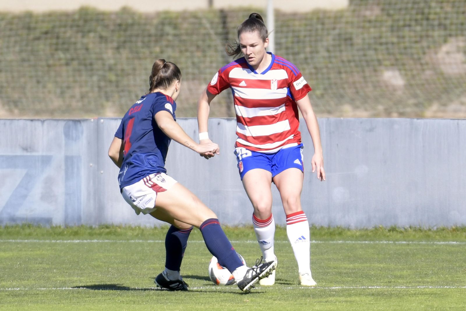 María Macías encara a una rival.