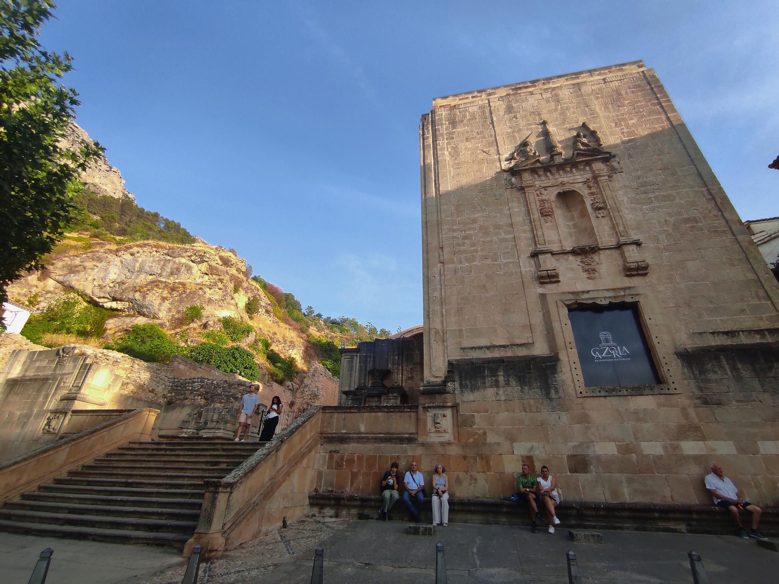 Acceso monumental a las Ruinas de Santa María, hoy punto de encuentro para visitantes y vecinos.